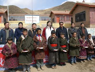 为藏区贫困学子捐助生活费