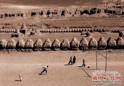 足球老前辈和爱好者讲述元老级西藏足球运动事