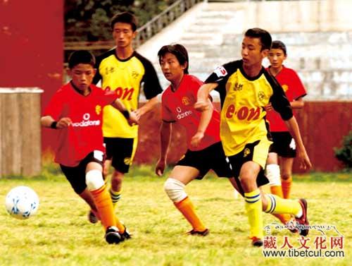 足球老前辈和爱好者讲述元老级西藏足球运动事