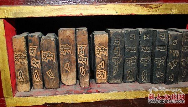 西藏色拉寺印经院：保护古籍传承文化经文扫描成电子版