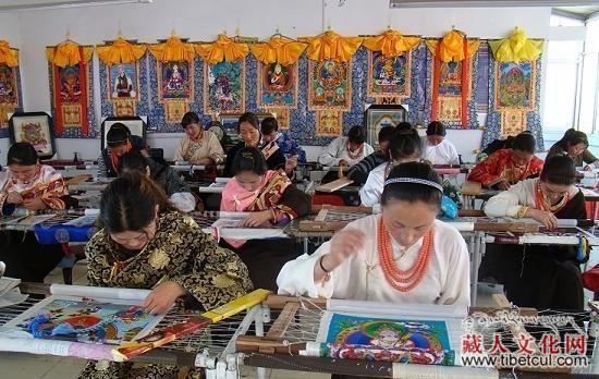 青海省海南州贵南县一千一百多名农村妇女从事藏绣制作