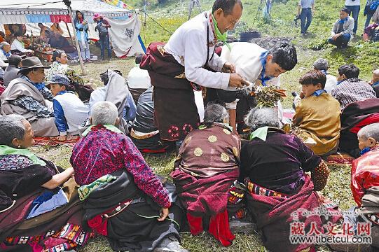 当“瓦尔俄足”碰上“度炯” 羌城藏寨节日气氛浓