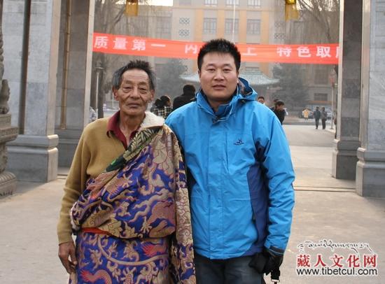 按住CTRL键使用鼠标滚轮缩放图片