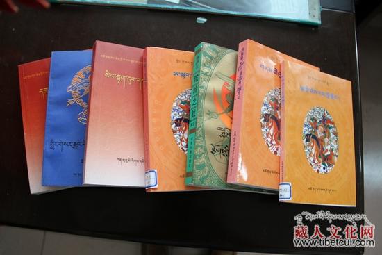 按住CTRL键使用鼠标滚轮缩放图片