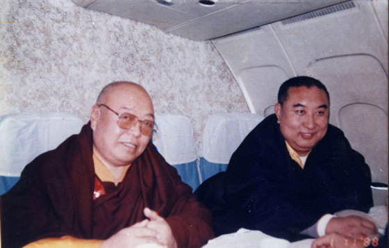 上图:六世贡唐仓活佛(左)和十世班禅大师的合影 六世贡唐仓丹贝旺旭活佛是甘肃夏河县拉卜愣寺的四大赛赤之首,本寺是四川阿坝的查理寺。一世贡唐仓根敦彭措于1715年当之无愧地登上甘丹赛赤,成为第50任甘丹赤巴,后又兼任六世达赖经师和代理藏王,从此贡唐仓活佛的声望响彻整个藏区。二世贡唐仓活佛来到拉卜愣寺,担任了地位几乎与寺主相当的四大赛赤之首。到六世时,贡唐仓已是在藏、川、甘、青及国外均享有很高威望的大活佛。六世贡唐仓活佛已经举行了10次时轮大讲经,特别是1994年7月,在甘肃夏河草原举行的第十次时轮大法会时
