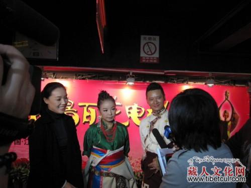 《圣地额济纳》的导演麦丽丝,《西藏往事》的导演戴玮,《雕花的马鞍_亿虎网 导演戴玮、藏族歌手琼雪卓玛、三木科接受晚会现场媒体采访 晚会上,《碧罗雪山》的导演刘杰、《圣地额济纳》的导演麦丽丝、《西藏往事》的导演戴玮、《雕花的马鞍》的演员等一一上台,与观众和媒体交流了拍摄影片的初衷和拍摄时的感受。央视著名女导演戴玮带来了她的“西藏三部曲”中的第二部——《西藏往事》,将西藏人民的生活智慧,面对生死时的超然态度展现在观众面前,希望以电影的力量来涤荡人们的灵魂。本次晚会作为民族电影一个集中展现的舞台,让观众充分领略了民族电影的独特韵味和风