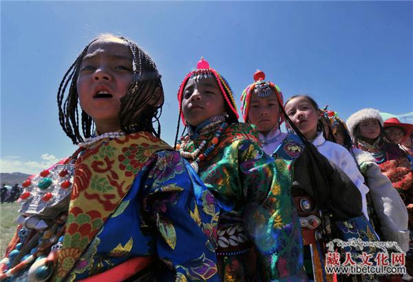 青海藏区的藏族人穿着装饰有什么特点？