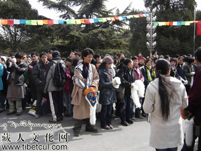 北京举行首届藏历新年藏族民俗趣味运动会