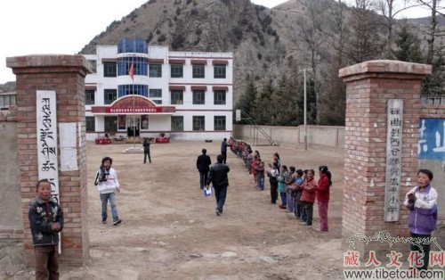 藏人文化发展促进会与在兰爱心组织及单位赴碌曲助学