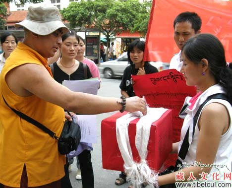成都藏族市民自发募捐援助灾区
