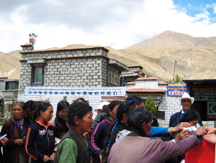 西藏向地震灾区捐款捐物近亿元