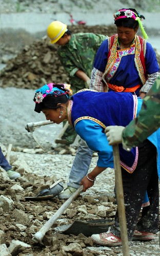 藏族群众自发维修灾区塌方路段