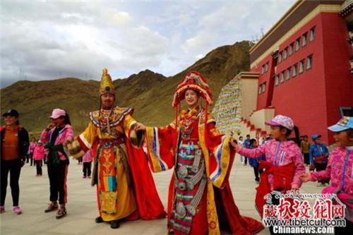 关爱儿童 西藏儿童福利院与“文成公主”亲密互动