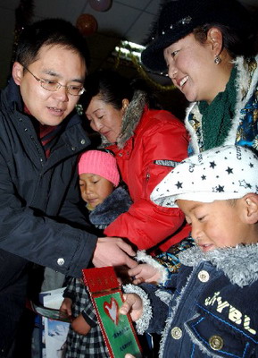 西藏自治区团委送温暖到孤儿院