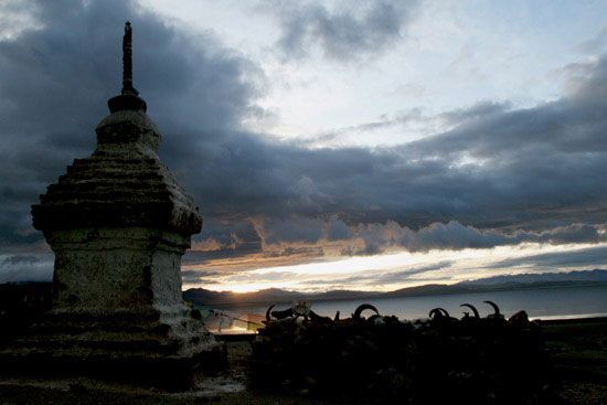世界之巅生态环保行在西藏举行