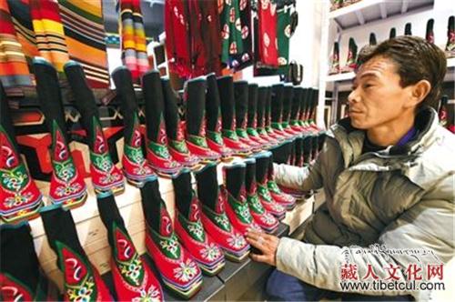 氆氇藏靴销量可观 西藏扎囊人用心"织"出多彩生活