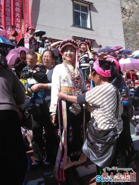丹巴嘉绒藏族文化风情节开幕 美女扎堆风情万种