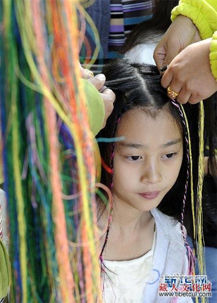 拉萨旅游体验别样藏式风情：传统头辫受游客热捧
