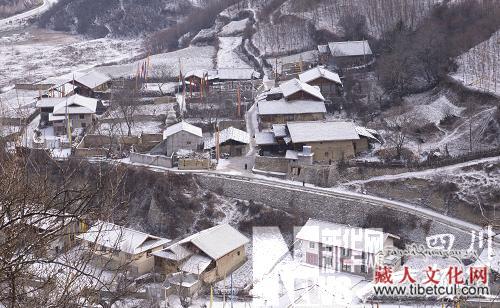 四川省九寨沟：雪后藏寨四季皆美景银装素裹引游客前来