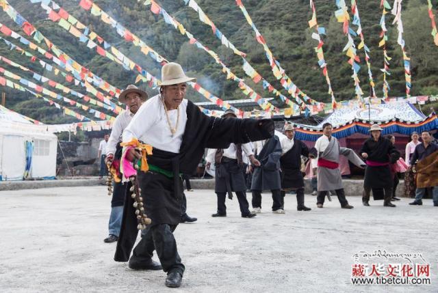 四川阿坝马尔康：藏寨里歌舞欢度国庆长假