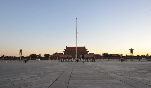 8月15日，北京天安门广场举行下半旗仪式。新华社记者罗晓光摄