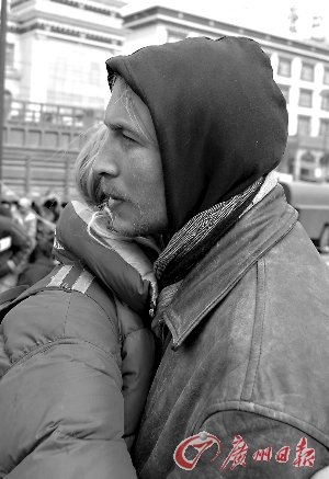两名外国人在格萨尔广场上致哀。新华社发