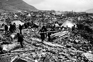 昨日，玉树结古镇的灾民们正在废墟上收拾木料，为重建做准备。 本报记者 赵亢 摄
