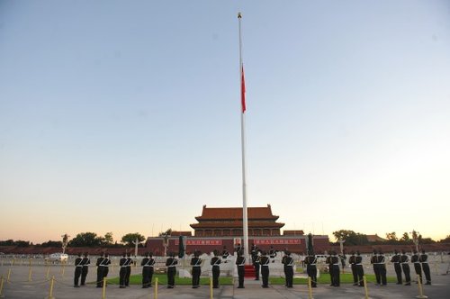 8月15日，北京天安门广场举行下半旗仪式。新华社记者罗晓光摄