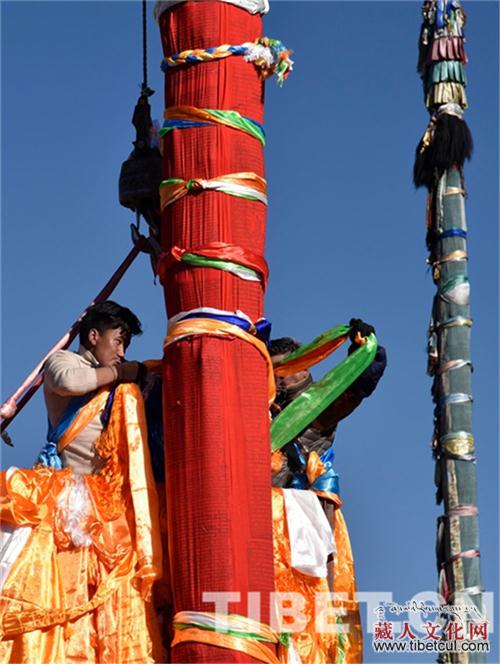 一年一度辞旧迎新 西藏大昭寺经幡柱换“新装”