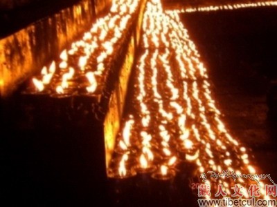 各地藏传佛教信众庆祝“燃灯节”