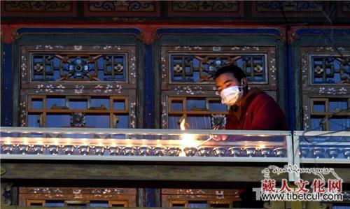西藏迎来传统"燃灯节" 点燃酥油灯 缅怀古之大德