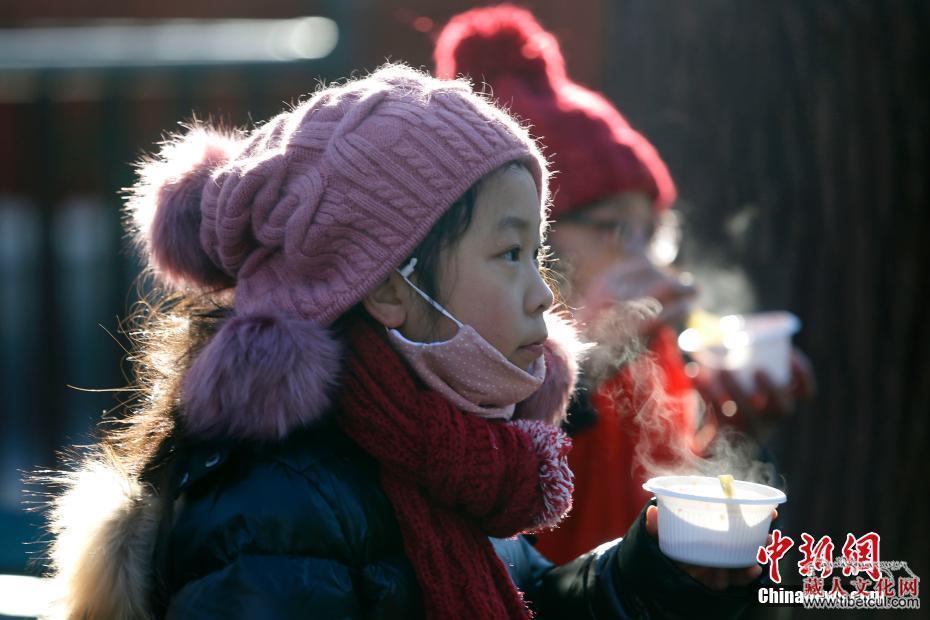 北京藏传佛教寺院雍和宫“腊八节”施粥祈福