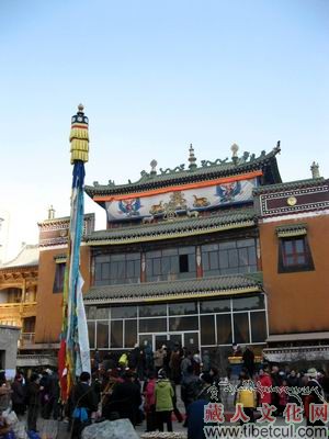 西宁藏人吉庆日大佛寺转经顶礼祈愿
