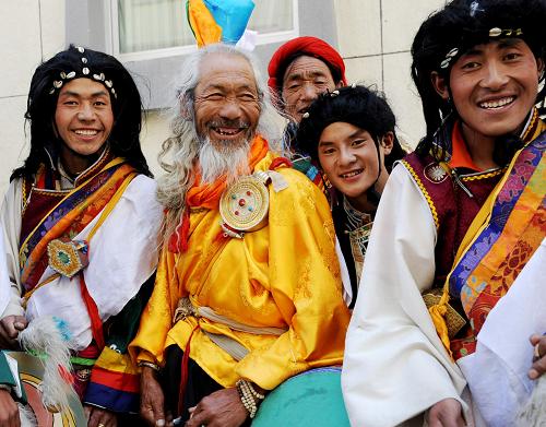     资料图片：2009年2月15日，老艺人尼玛旺久（左二）与小徒弟们在一起。西藏山南地区琼结县夏水乡78岁的藏族农民老艺人尼玛旺久从小跟着父亲、爷爷学习卓舞。在旧西藏，他家三代人到西藏各地跳卓舞乞讨为生，属于最低贱的人之一。如今他被当地政府聘请为“卓舞”老师，传承“卓舞”艺术，培养“卓舞”艺术接班人。 新华社记者 索朗罗布 摄
