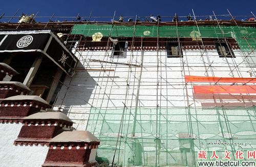 3月10日，拉萨哲蚌寺措钦大殿正在维修，这个殿维修工程已经完成80%。 新华社记者 觉果 摄
