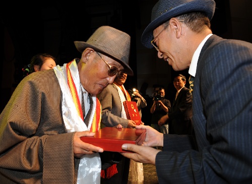 西藏自治区举行国家级非物质文化遗产项目代表性传承人颁证仪式