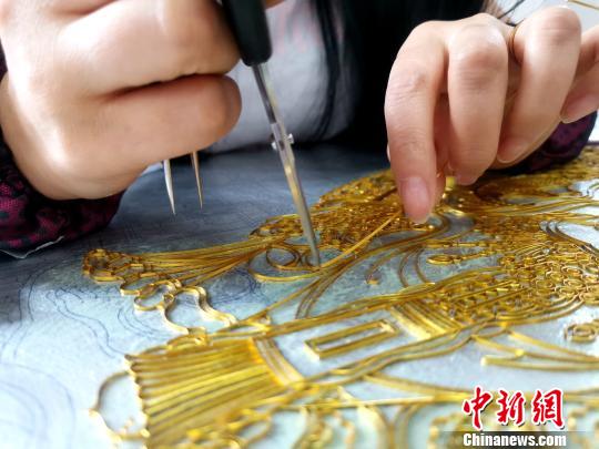 青海艺人铝板“作画”让唐卡与掐丝融汇升华