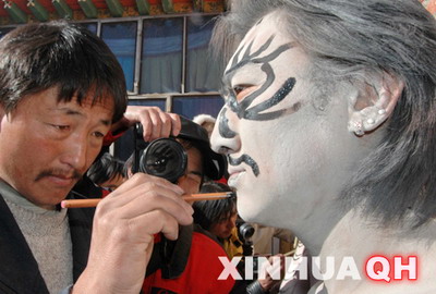 青海同仁土族於菟引来上千游客