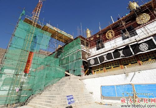 3月10日，拉萨哲蚌寺措钦大殿正在维修，这个殿维修工程已经完成80%。 新华社记者 觉果 摄