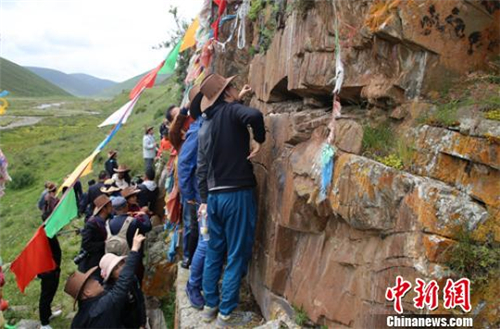 专家学者齐聚四川石渠 新发现一处疑似古岩画遗址