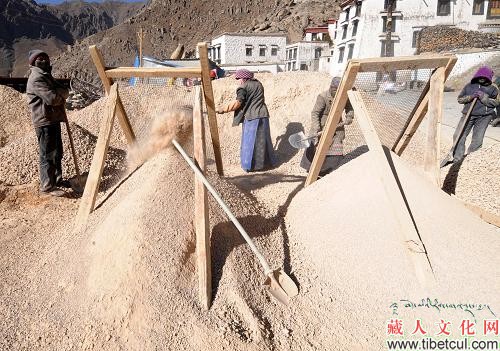 3月10日，工人正在打制用于拉萨哲蚌寺措钦大殿屋顶、地面维修的“阿嘎土”。 新华社记者 觉果 摄