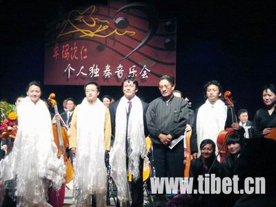 首位藏族大提琴本科生在拉萨举办独奏会