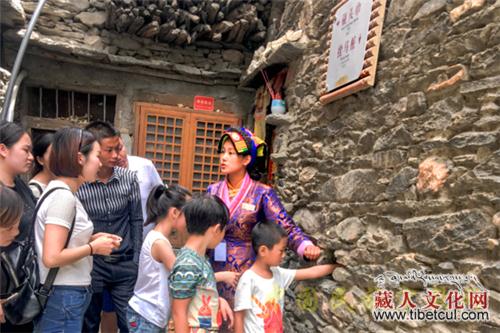 泽郎拉姆：用真心温暖色尔古藏寨的游客