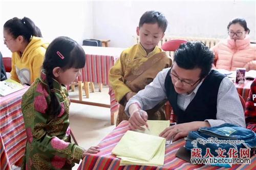谢·更排诺布：无偿教授藏语，用行动面对母语危机