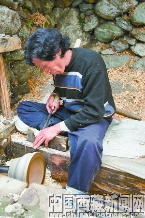 木碗艺人欧珠：静静流过的雕刻岁月