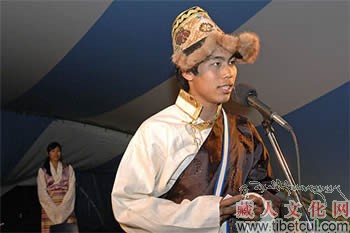 藏裔青年在美丽城民族文化节中被评选为形象大使