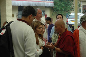 著名电视主持人玛丽&amp;#8226; 施莱佛访问南亚藏传佛教寺院