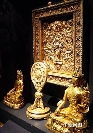 美国一博物馆展示西藏黄金佛像艺术品