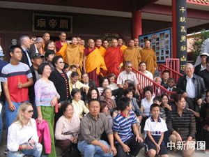 西藏僧人在美国关帝庙颂经说法
