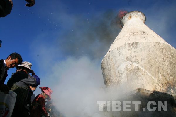 信教群众煨桑、抛洒青稞